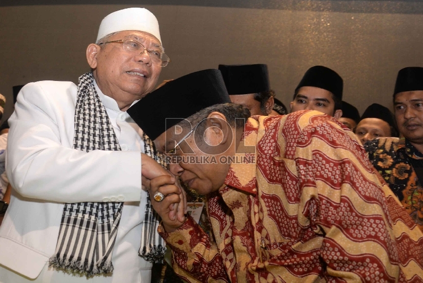 Ketua PBNU terpilih KH. Said Aqil Siroj mencium tangan Rais Aam Syuriah PBNU terpilih Ma'ruf Amin usai penutupan Muktamar NU ke-33 di di alun-alun Jombang, Jatim, Kamis (6/8). (Republika/Yasin Habibi)  