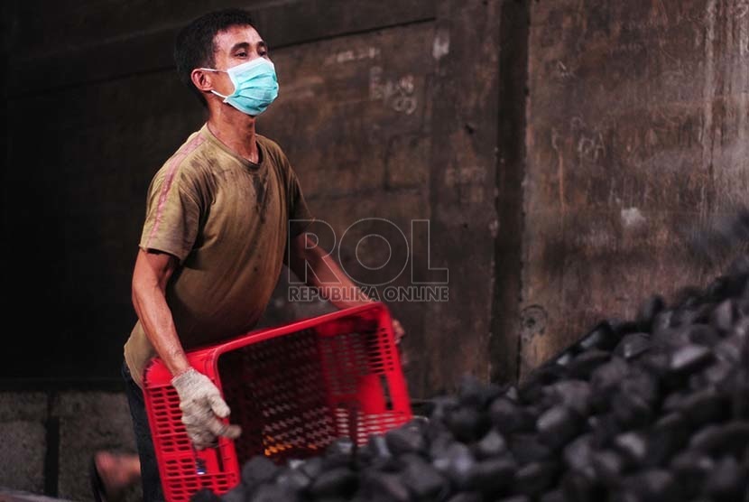  Pekerja mengambil briket batubara yang sudah dicetak di  lingkungan balai pengembangan perindustrian sub unit pengembangan IKM logam, Gedebage, Kota Bandung, Kamis (6/8). (foto : Septianjar Muharam)