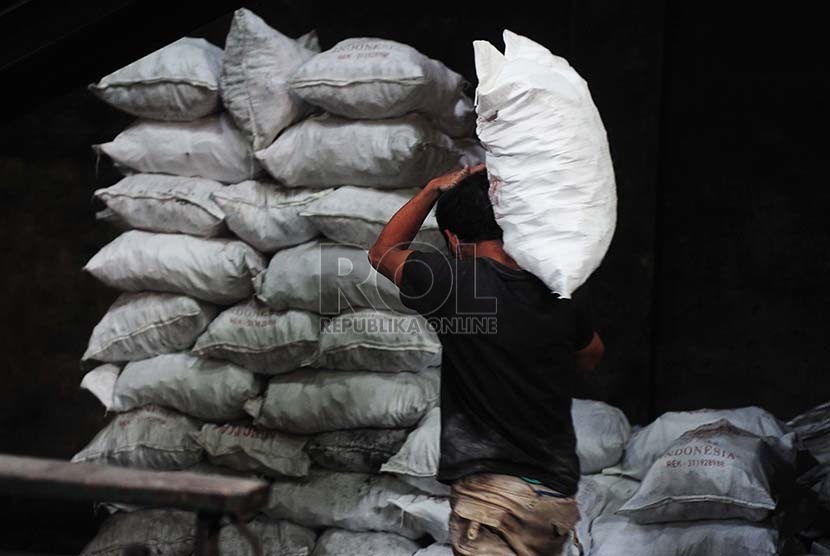  Pekerja mengangkut karung berisi briket batubara yang akan di distribusi di  lingkungan balai pengembangan perindustrian sub unit pengembangan IKM logam, Gedebage, Kota Bandung, Kamis (6/8). (foto : Septianjar Muharam)