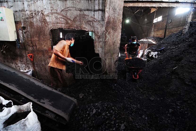  Dua pekerja memilah batubara untuk membuat briket batubara di  lingkungan balai pengembangan perindustrian sub unit pengembangan IKM logam, Gedebage, Kota Bandung, Kamis (6/8).   (foto : Septianjar Muharam)