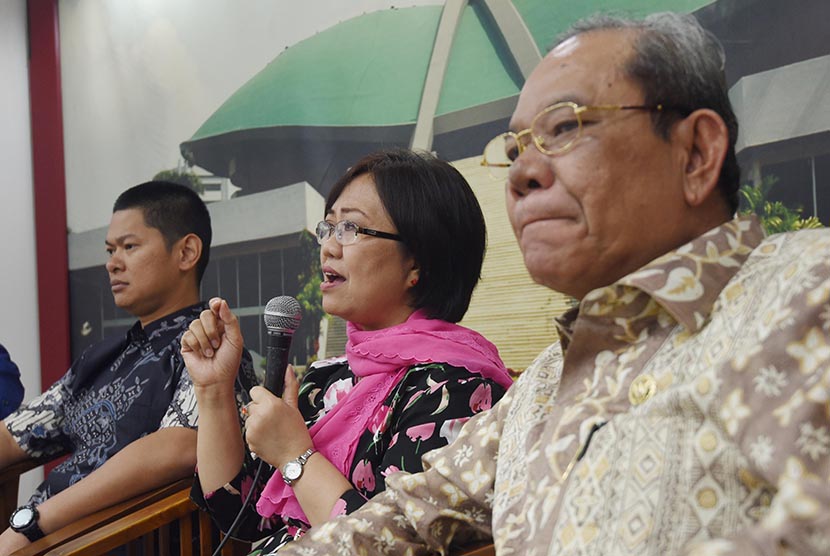  Peneliti LIPI Siti Zuhro (tengah) menyampaikan pendapatnya disaksikan Ketua Komisi II DPR Rambe Kamarulzaman (kanan) dan Ketua Dewan Pembina HIPMI Raja Sapta Oktohari (kiri) saat diskusi Pilkada di Kompleks Parlemen, Jakarta, Kamis (6/8). (Antara/AKbar Nu