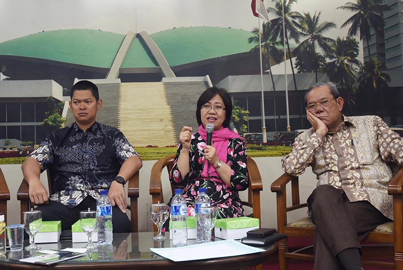  Peneliti LIPI Siti Zuhro (tengah) menyampaikan pendapatnya disaksikan Ketua Komisi II DPR Rambe Kamarulzaman (kanan) dan Ketua Dewan Pembina HIPMI Raja Sapta Oktohari (kiri) saat diskusi Pilkada di Kompleks Parlemen, Jakarta, Kamis (6/8). (Antara/AKbar Nu