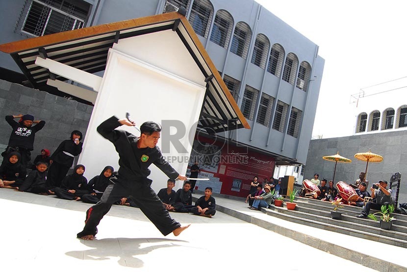 Seorang murid memperlihatkan kebolehan bermain  golok pada latihan perguruan pencak silat Panglipur, di situs penjara Banceuy, Kota Bandung, Ahad (9/8).  (foto : Septianjar Muharam)