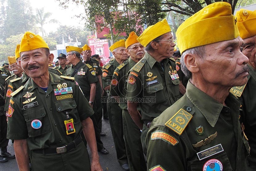  Sejumlah anggota Legiun Veteran Republik Indonesia (LVRI) mengikuti karnaval padaHari Veteran Nasional Tingkat Jabar 2015 di Jalan Ir. H. Djuanda, Kota Bandung, Ahad (9/8). (foto : Septianjar Muharam)
