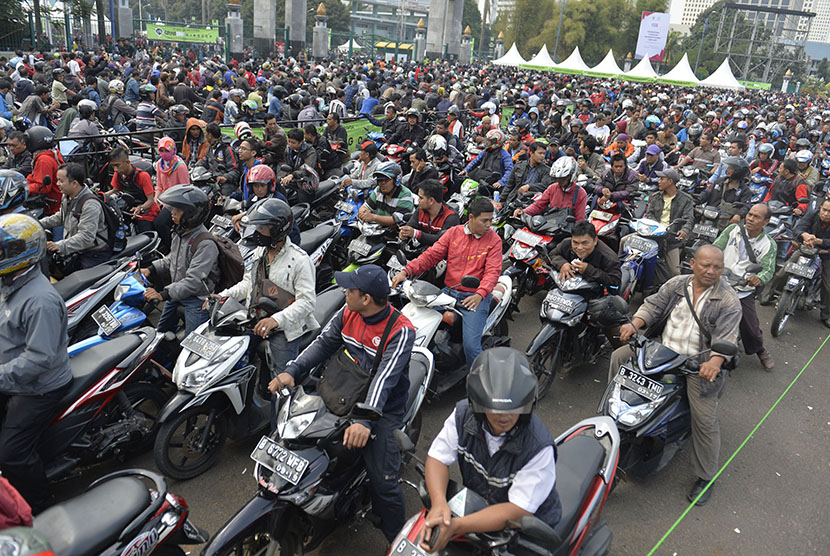 Ribuan warga Jabodetabek membawa motor mereka antre ketika mendaftarkan diri sebagai pengemudi ojek GRAB Bike di Senayan, Jakarta, Rabu (12/8).  (Antara/Saptono)