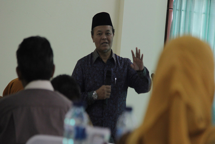  Wakil Ketua MPR RI Hidayat Nur Wahid  didampingi Kepala Sekolah MAN 4 Jakarta, Nurlaelah meninjau Perputakaan MAN 4 Jakarta, Kamis (13/8).  (dok. MPR RI)