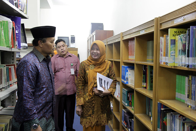 Wakil Ketua MPR RI Hidayat Nur Wahid  didampingi Kepala Sekolah MAN 4 Jakarta, Nurlaelah meninjau Perputakaan MAN 4 Jakarta, Kamis (13/8).  (dok. MPR RI)