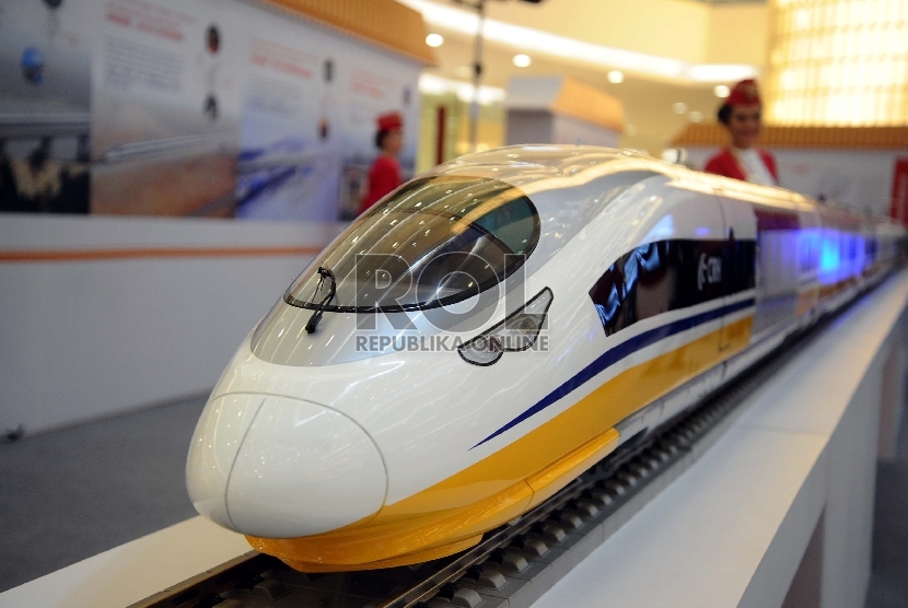 Miniatur kereta cepat diperlihatkan dalam Pameran China High Speed Railway On fast Track di Senayan City, Jakarta, Kamis (13/8).  (Republika/Tahta Aidilla)