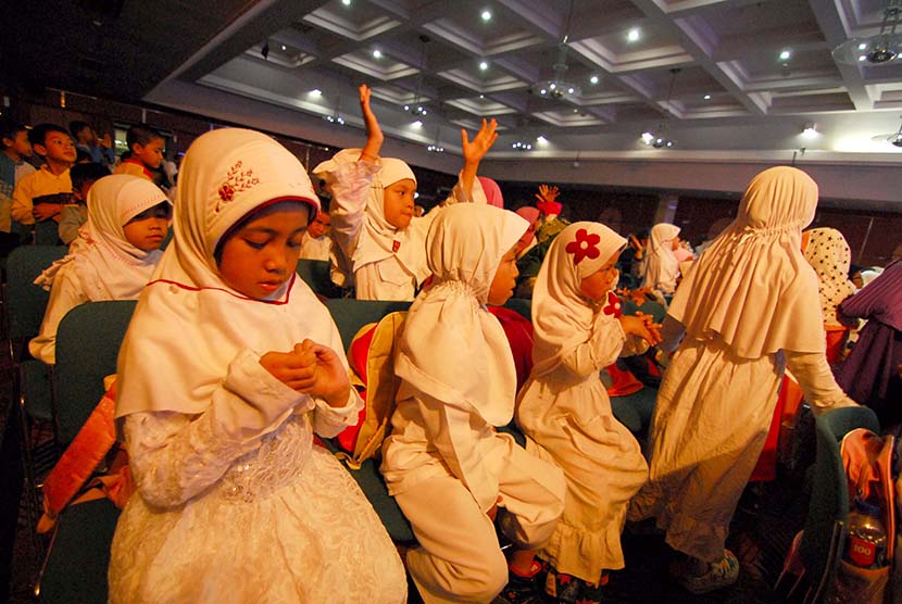  Sejumlah anak yatim dan duafa mengikuti kegiatan Big Thanks Bahagia Berbagi bersama Yatim Duafa, di Gedung Pos Indonesia, Jalan Banda, Kota Bandung, Sabtu (15/8).  (foto : Septianjar Muharam)