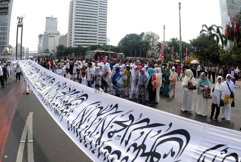  Massa dari sejumlah ormas Islam menggelar parade tauhid Indonesia saat melintas di kawasan Bundaran HI, Jakarta, Ahad (16/8). (Republika/Agung Supriyanto)