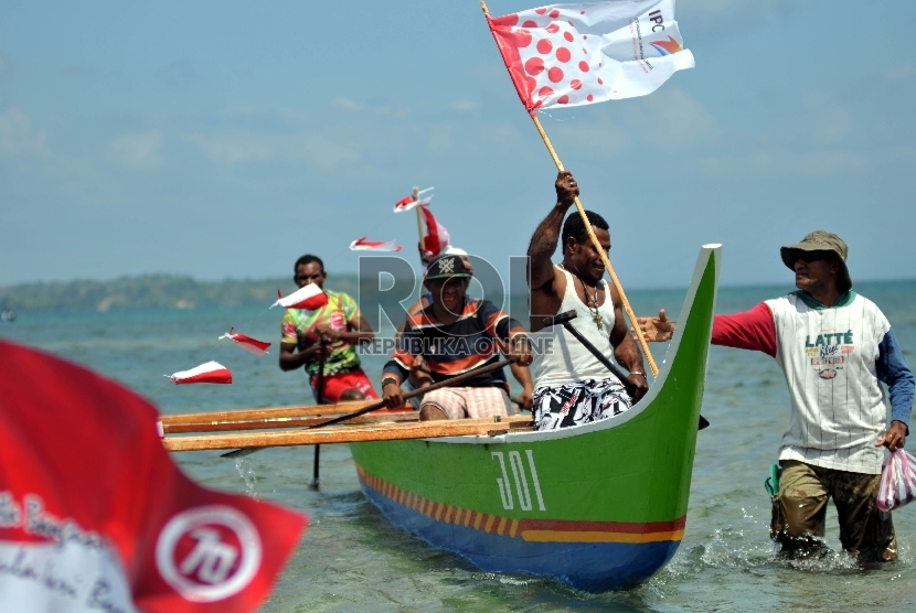 Sejumlah warga mengikuti lomba mendayung perahu saat memperingati Perayaan 70 Tahun Kemerdekaan Indonesia di Sorong, Papua, Senin (17/8).   (Republika/Rakhmawaty La'lang)