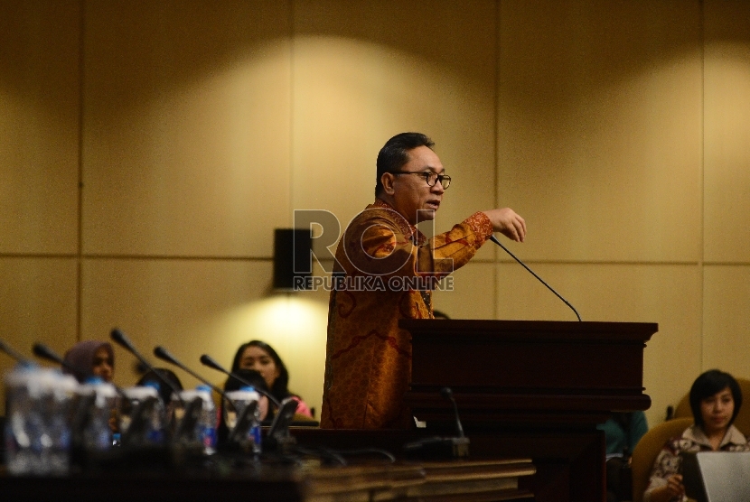 Ketua MPR Zulkifkli Hasan (keempat kiri) memukul gong di dampingi Presiden Ke-5 Indonesia Megawati Soekarnoputri, sebagai tanda dibukanya Seminar Nasional Kebangsaan di Kompleks Parlemen, Jakarta, Selasa (18/8).   (Republika/Raisan Al Farisi)