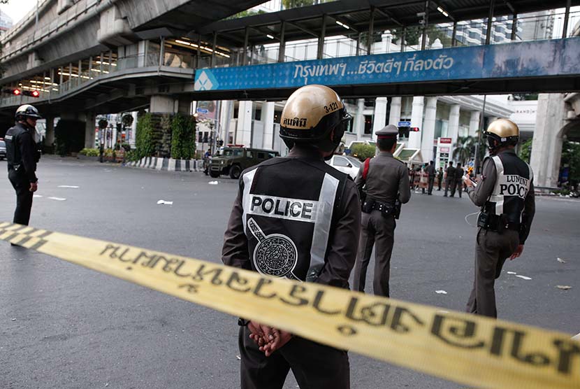  Personil polisi berjaga di lokasi ledakan bom di pusat kota Bangkok, Senin (17/8).