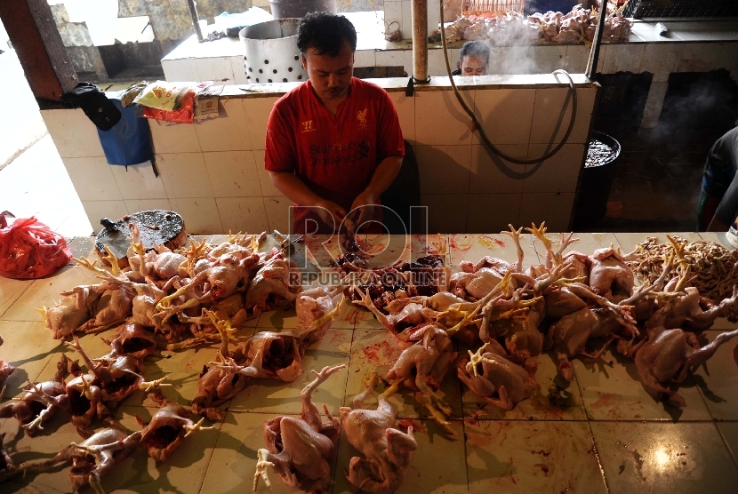 Pedagang ayam potong di Pasar Kramat Jati, Jakarta.   (Republika/Tahta Aidilla)