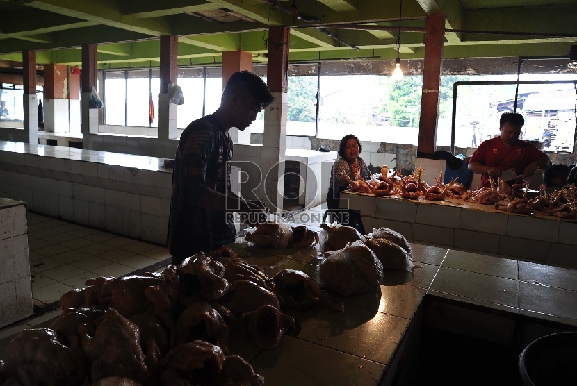 Pedagang sedang menjual ayam potong di pasar Kramat Jati, Jakarta, Kamis (20/8).   (Republika/Tahta Aidilla)