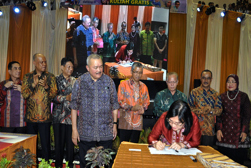  Peluncuran program kuliah gratis oleh Gubernur Sumsel Alex Noerdin di Sumatera Selatan, Sabtu (22/8).   (Republika/Masprill Aries)