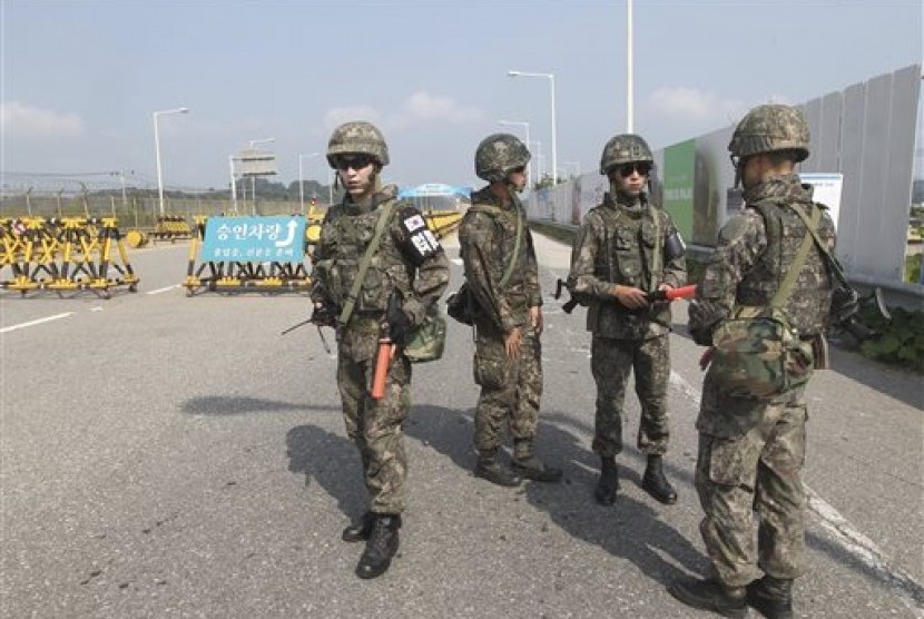 Personel tentara Korea Selatan berpatroli di jembatan penghubung Korea Selatan dan Korea Utara di desa perbatasan Panmunjom, Peju, Korsel, Sabtu (22/8). (AP/Ahn Young-joon)