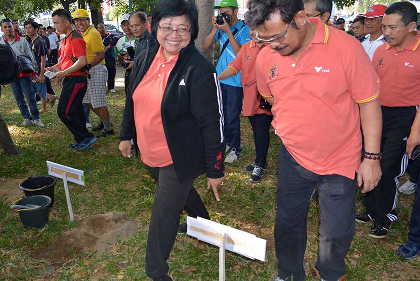  Menteri LHK Siti Nurbaya bersama Gubernur Sulsel Syahrul Yasin Limpo (kanan), saat pencanangan sejuta lubang bbiopori di Lapangan Karebossi, Makassar, Sulsel, Ahad (23/8). 