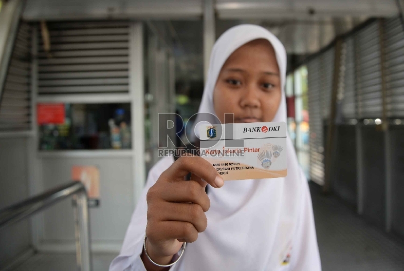 [ilustrasi] Seorang siswa SMPN 5 Jakarta menunjukkan Kartu Jakarta Pintar (KJP) di Halte Bus TransJakarta Pasar Baru, Jakarta, Senin (24/8). (Republika/Yasin Habibi)