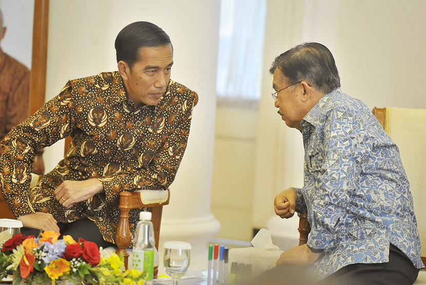 Presiden Joko Widodo (kiri) berdiskusi dengan Wapres Jusuf Kalla.