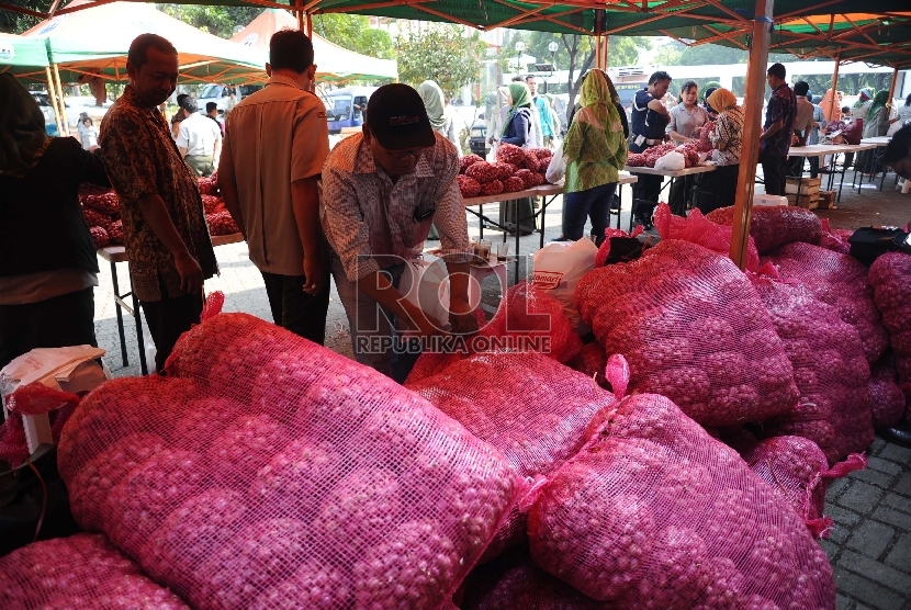  Pengunjung sedang berbelanja saat digelar operasi pasar di kantor Kementan, Jakarta, Selasa (24/8). (Republika/Tahta Aidilla)