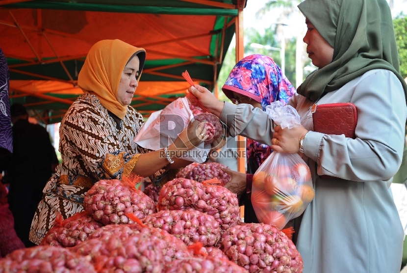  Pengunjung sedang berbelanja saat digelar operasi pasar di Jakarta.   (Republika/Tahta Aidilla)