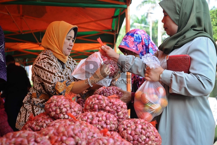  Pengunjung sedang berbelanja saat digelar operasi pasar di kantor Kementan, Jakarta, Selasa (25/8).   (Republika/Tahta Aidilla)