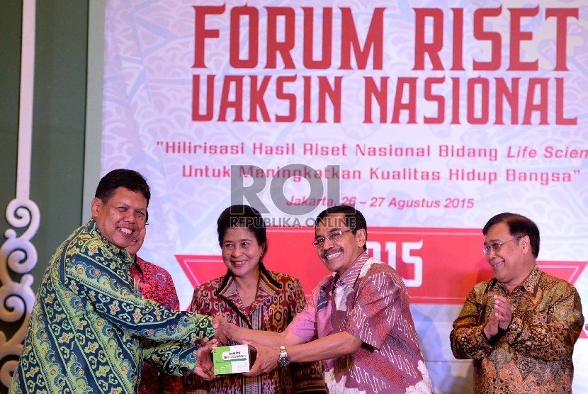 (dari kiri) Dirut Biofarma Iskandar, Menkes Nila Djuwita F Muluk, dan Dirjen Penguatan Riset dan Pengembangan Riset Teknologi dan Pendidikan Tinggi Kemenristek Mohammad Dimyati saat pembukaan Forum Riset Vaksin Nasional (FRVN) 2015 di Jakarta, Rabu (26/8).