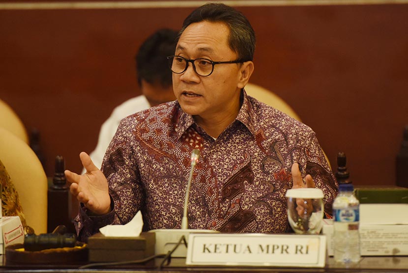 Ketua MPR Zulkifli Hasan memimpin rapat gabungan pimpinan Fraksi-Fraksi MPR dengan pimpinan kelompok DPD di Ruang GBHN, Kompleks Parlemen, Senayan, Jakarta, Rabu (26/8). (Antara/Akbar Nugraha Gumay)