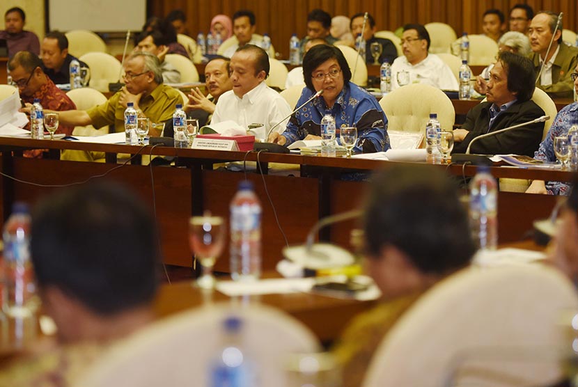 Menteri Lingkungan Hidup dan Kehutanan Siti Nurbaya mengikuti rapat kerja dengan Komisi IV DPR di Kompleks Parlemen, Senayan, Jakarta, Rabu (26/8).  (Antara/Akbar Nugroho Gumay)