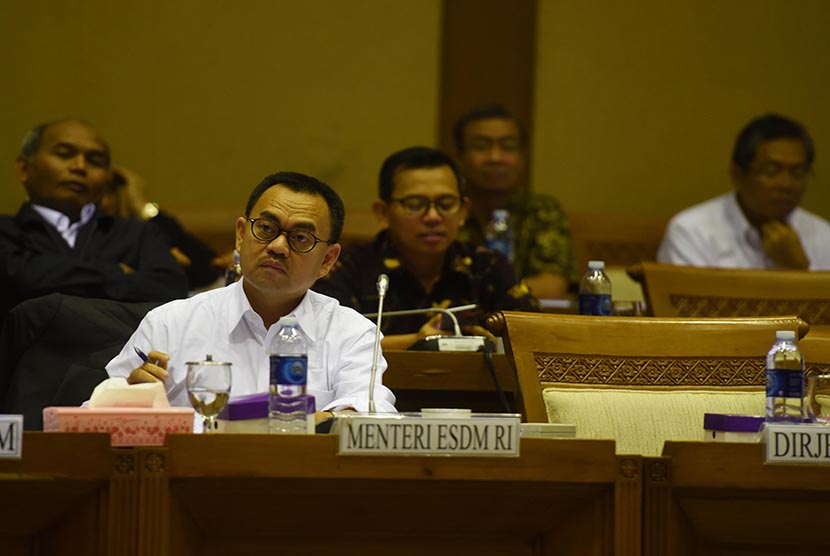 Menteri ESDM Sudirman Said mengikuti rapat kerja dengan Komisi VII di Kompleks Parlemen Senayan, Jakarta, Rabu (26/8).   (Antara/Akbar Nugroho Gumay)