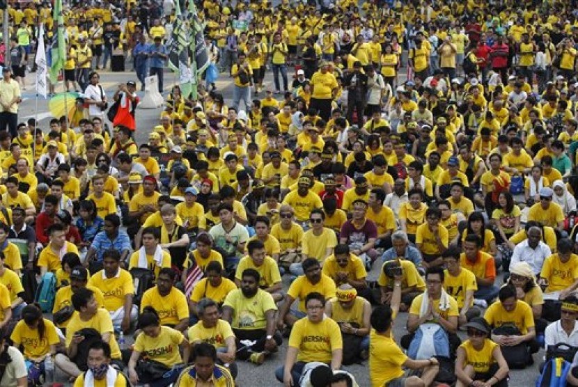  Puluhan ribu massa dari Koalisi BERSIH turun ke jalan raya di Kuala Lumpur, Ahad (30/8), mereka mendesak PM Najib Razak untuk mengundurkan diri.    (AP/Joshua Paul)