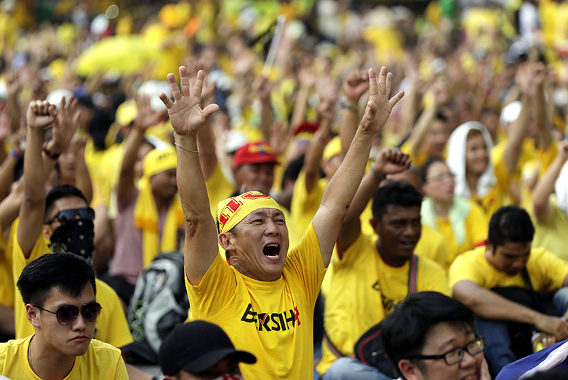 RIbuan warga Malaysia turun ke jalan kota Kuala Lumpur, mendesak PM Najib Razak mengundurkan diri dari jabatannya.  (EPA/Ritchie B. Tongo)