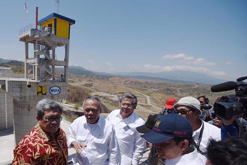  Peresmian sekaligus menandai dimulainya penggenangan awal Waduk Jatigede di Sumedang, Jawa Barat, Senin (31/8).    (Antara/Akbar Nugroho Gumay)