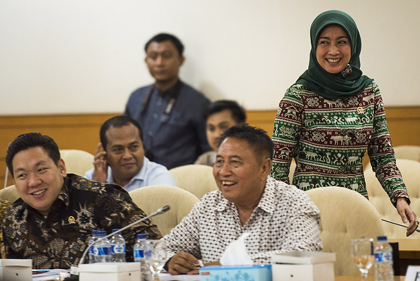  Menteri Hukum dan HAM Yasona Laoly (kanan) berjabat tangan dengan Ketua Pansus RUU Merek Desy Ratnasari (kiri) seusai mendengarkan pandangan Fraksi PAN terkait RUU Merek di Kompleks Parlemen Senayan, Jakarta, Senin (31/8).  (Antara/M Agung Rajasa)