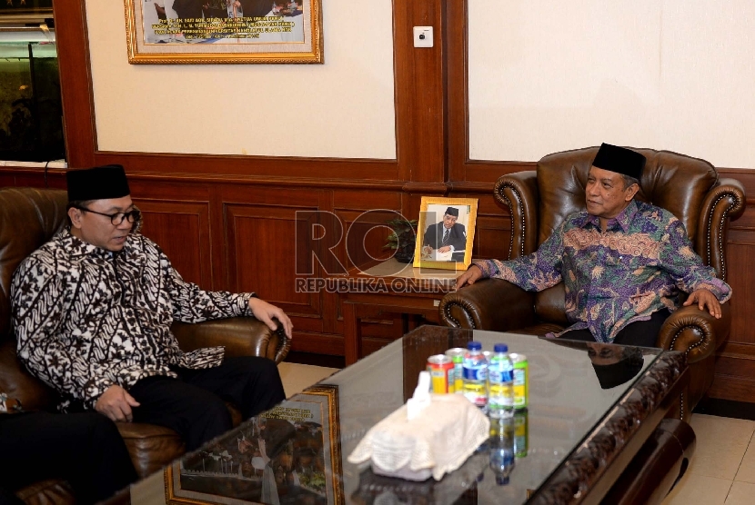  (dari kiri) Ketua MPR Zulkifli Hasan, Ketua Umum PBNU Said Aqil Siradj, dan Sekjen PBNU Helmy Faishal Zaini saat bertemu di kantor PBNU, Jakarta, Senin (31/8).  (Republika/Wihdan)