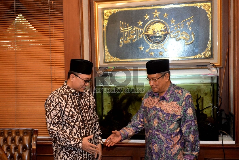  (dari kiri) Ketua MPR Zulkifli Hasan, Ketua Umum PBNU Said Aqil Siradj, dan Sekjen PBNU Helmy Faishal Zaini saat bertemu di kantor PBNU, Jakarta, Senin (31/8).  (Republika/Wihdan)
