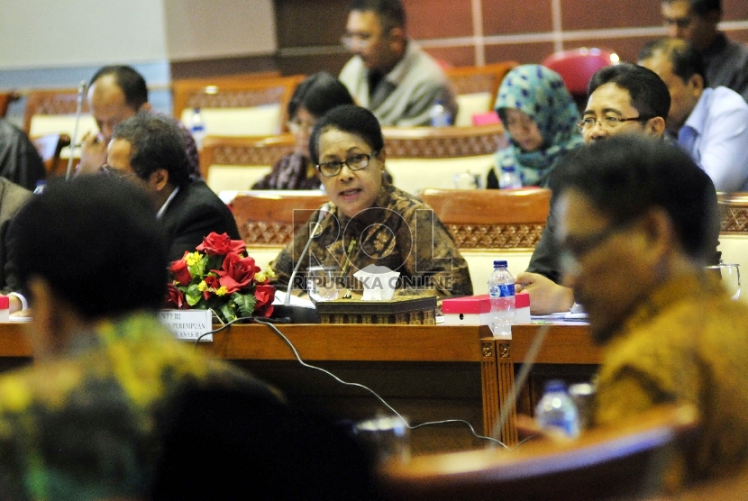 Menteri Pemberdayaan Perempuan dan Perlindungan Anak Yohana Yembise, saat rapat kerja dengan Komisi VIII DPR RI, di Kompleks Parlemen, Senayan, Jakarta, Senin (31/8).  (Republika/ Rakhmawaty La'lang)