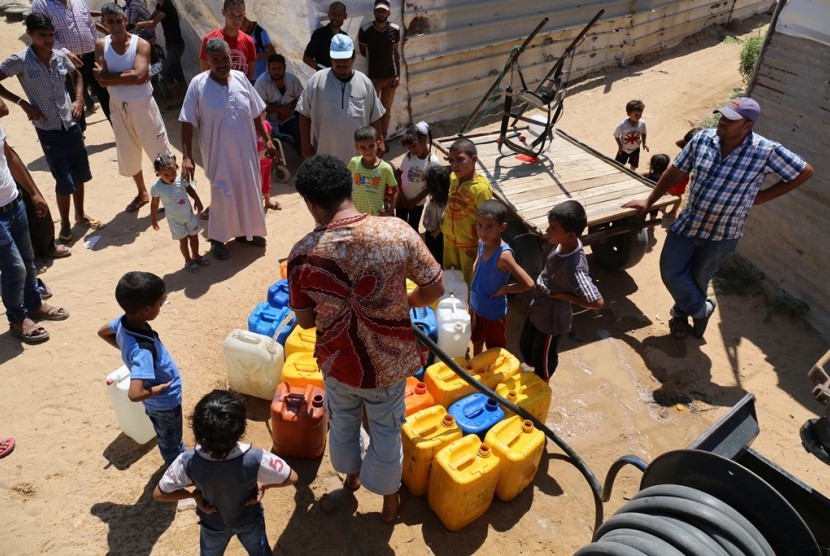 Distribusi air bersih bantuan rakyat Indonesia untuk warga Gaza Palestina (Water for Gaza), di wilayah Um Naser, Gaza Utara, Palestina.