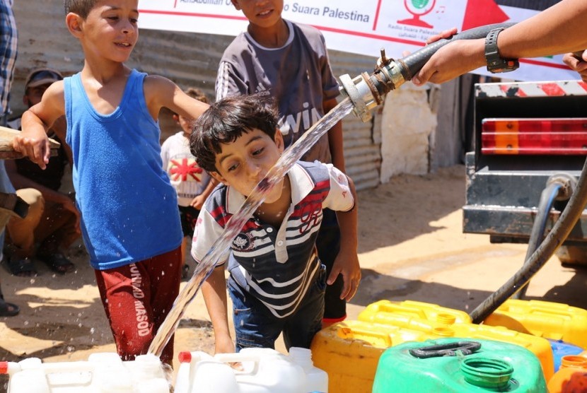 Distribusi air bersih bantuan rakyat Indonesia untuk warga Gaza Palestina (Water for Gaza), di wilayah Um Naser, Gaza Utara, Palestina, Senin (31/8). 35 Persen Warga Gaza Kini Bisa Minum Air Layak di Rumah.