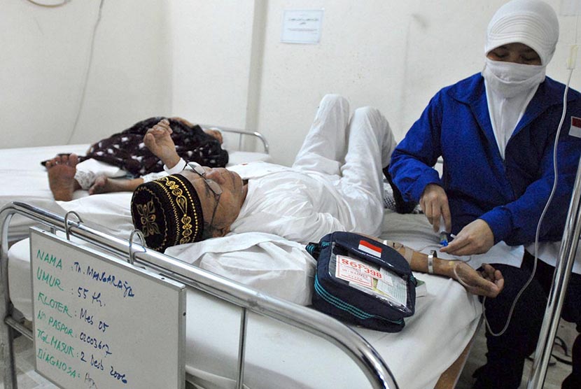 Seorang petugas medis PPIH dari daerah kerja (daker) Madinah memeriksa kondisi kesehatan seorang jamaah calon haji yang dirawat di poliklinik Haji Indonesia di Madinah.
