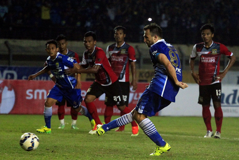 Kapten Tim Persib Bandung Atep (kiri) berjabat tangan dengan Kapten Tim Sriwijaya FC Titus Bonai (kanan) jelang Final Piala Presiden 2015 di Jakarta, Sabtu (17/10).   (Antara/Wahyu Putro)