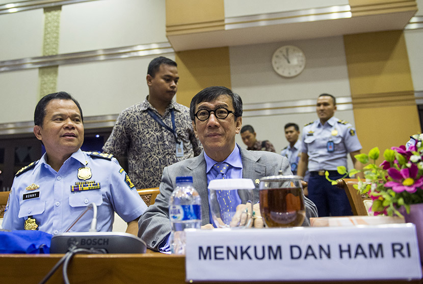   Menteri Hukum dan HAM Yasona Laoly (tengah) didampingi Dirjen Imigrasi Ronny F Sompie (ketiga kiri) menghadiri rapat kerja dengan Komisi III DPR di Kompleks Parlemen Senayan, Jakarta, Kamis (3/9). (Antara/M Agung Rajasa)