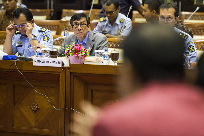   Menteri Hukum dan HAM Yasona Laoly (tengah) didampingi Dirjen Imigrasi Ronny F Sompie (ketiga kiri) menghadiri rapat kerja dengan Komisi III DPR di Kompleks Parlemen Senayan, Jakarta, Kamis (3/9). (Antara/M Agung Rajasa)