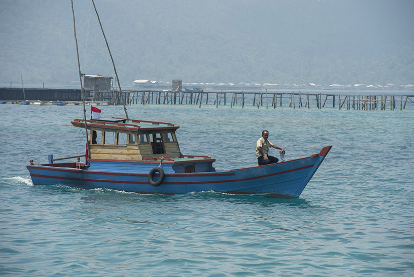 Warga menaiki kapal motor pong-pong melintas di perairan kecamatan Pulau Tiga, Kabupaten Natuna, Kepri, Kamis (3/9). (Antara/Widodo S. Jusuf)