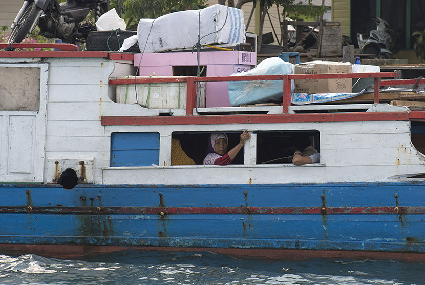 Warga menaiki kapal motor pong-pong di perairan kecamatan Pulau Tiga, Kabupaten Natuna, Kepri, Kamis (3/9).  (Antara/WIdodo S. Jusuf)