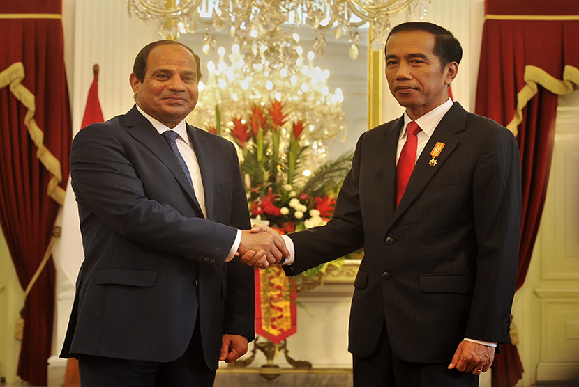 Presiden Joko Widodo (kanan) berjabat tangan dengan Presiden Republik Arab Mesir Abdel Fattah Al Sisi (kiri) saat kunjungan kenegaraan di Istana Merdeka, Jakarta, Jumat (5/9). (Antara//Yudhi Mahatma)