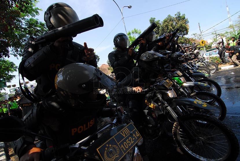  Personel kepolisian dari Polrestabes Bandung dan Polda Jawa Barat melakukan simulasi pengamanan Pilkada di gedung KPU Jabar, Bandung, Jumat (4/9). (foto : Septianjar Muharam)