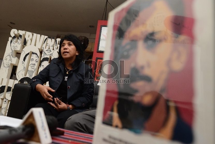  Istri Munir yang juga Ketua Omah Munir Suciwati memberikan keterangan pers peringatan 11 tahun kasus pembunuhan Munir di kantor Kontras, Jakarta, Ahad (6/9).  (Republika/Raisan Al Farisi) 