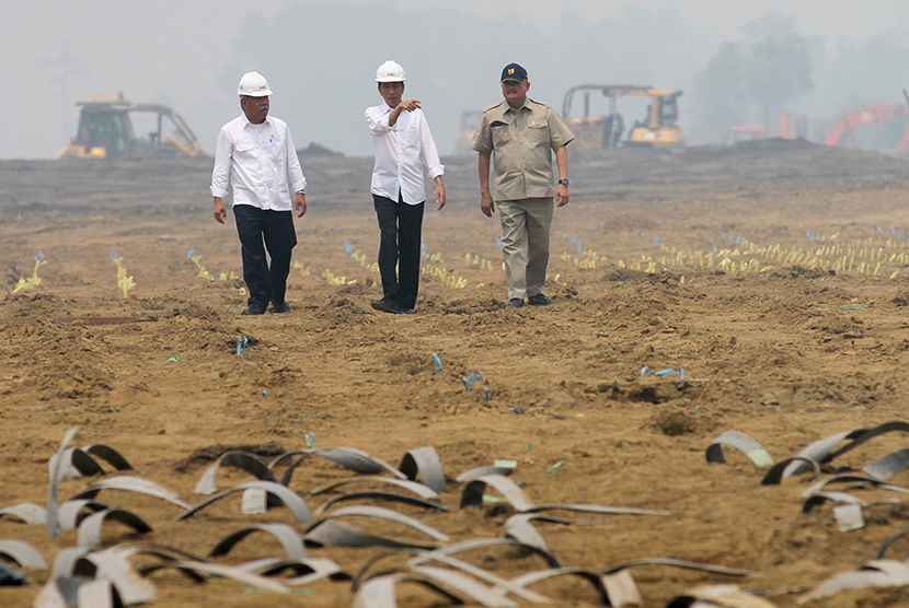  Presiden Joko Widodo (tengah) didampingi Menteri Pekerjaan Umum dan Perumahan Rakyat Basuki Hadimuljono (kiri) dan Gubernur Sumsel Alex Noerdin (kanan) meninjau proyek pembangunan jalan tol Trans Sumatera ruas Palembang-Indralaya (Palindra) di Desa Ibul B